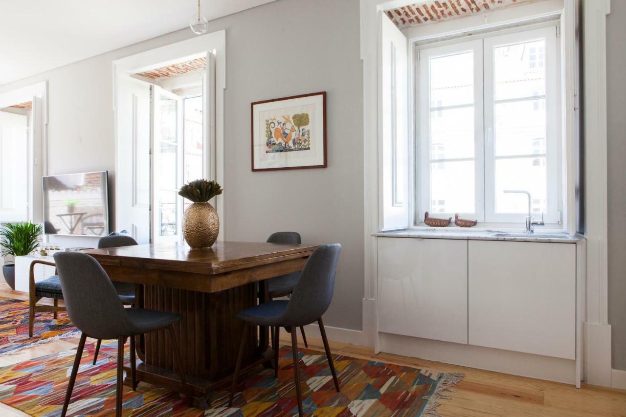 Alfama Sophisticate Flat With Balconies 2bedrs 2baths & Ac In 19th Century Building Historic Center Lejlighed *